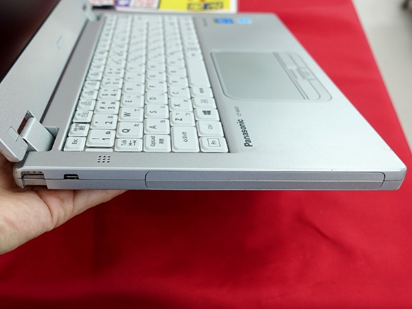 12.5型/フルHDのモバイルノート「Let