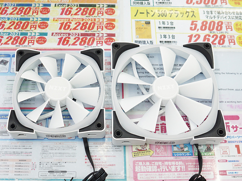 左が120mmモデル、右が140mmモデル