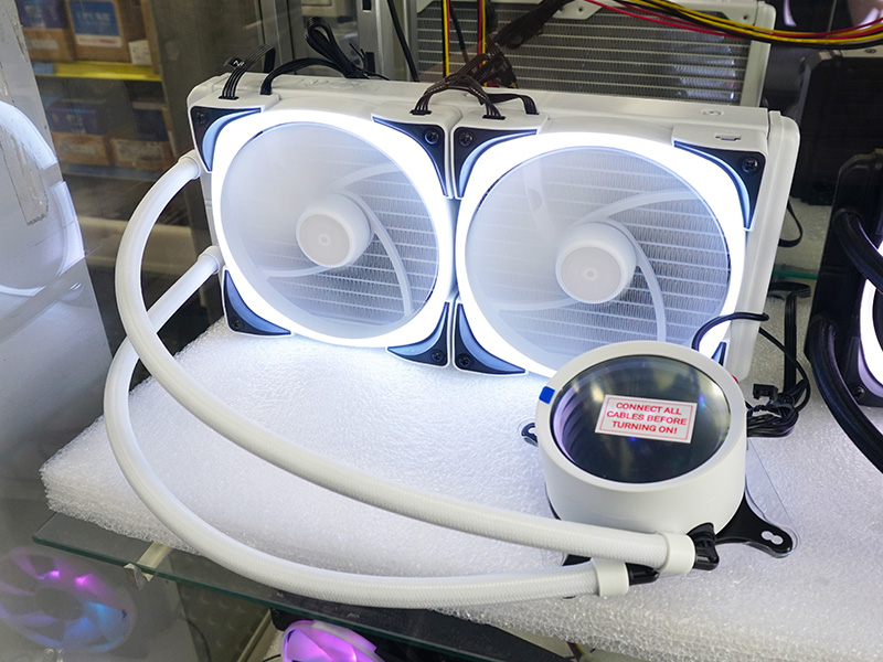 写真は「Kraken X63 RGB ホワイト（RL-KRX63-RW）」