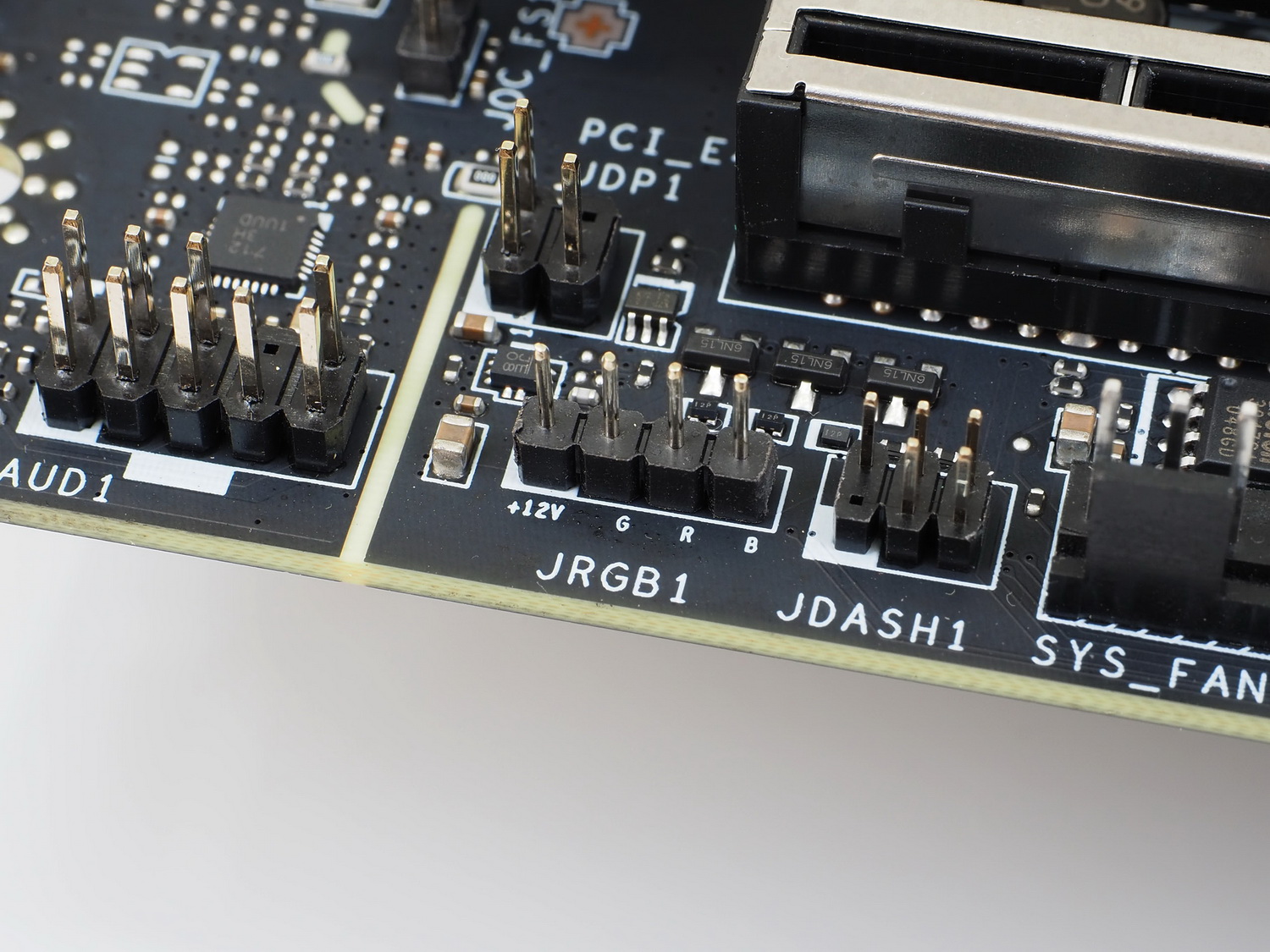 Ryzen用“最強ミドルレンジ”マザー誕生。最上位並みの電源回路と巨大