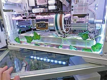 透明感の高い本格水冷PCがオリオスペックで展示中、白色PCパーツ