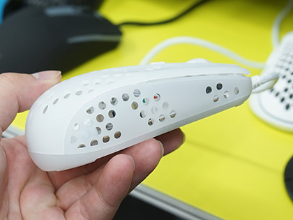 重量56gのゲーミングマウス「Xtrfy MZ1 – White Rail」、ツクモで展示