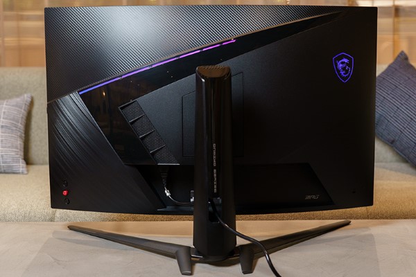 レースゲームの没入感もアップ！31.5型WQHD湾曲モニター「MSI