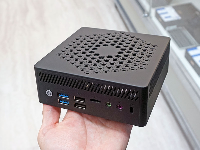 Core i5-8279U搭載モデル。サイズ感はCeleronモデルとほぼ同じだが、見た目や搭載するインターフェイスが若干異なる