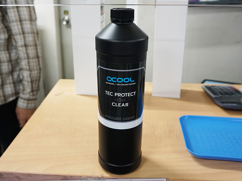 Apex Liquid ECO（左）とTec Protect 2（右）