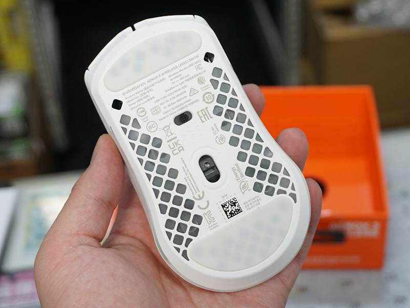 無線モデルの「Aerox 3 Wireless Snow 2022 Edition」