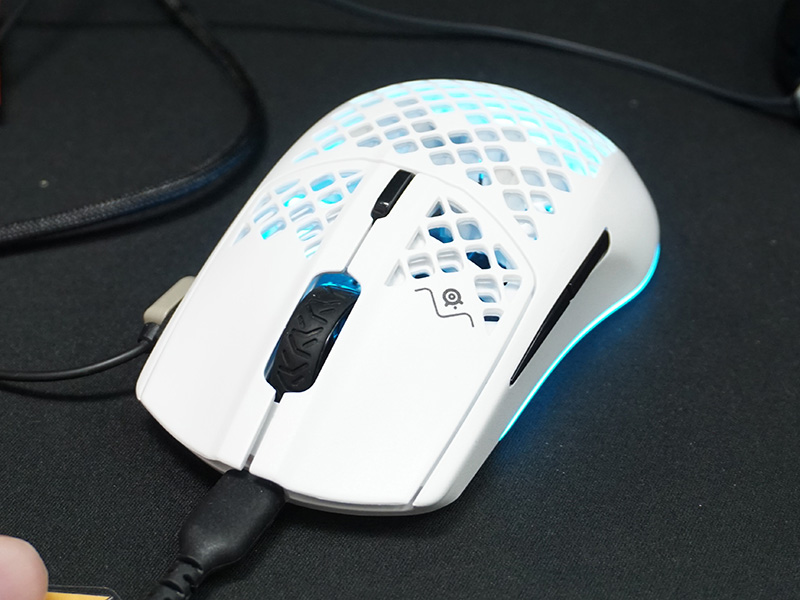 有線モデルの「Aerox 3 Snow 2022 Edition」