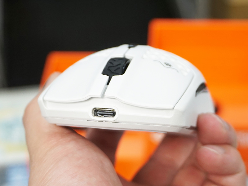 無線モデルの「Aerox 3 Wireless Snow 2022 Edition」