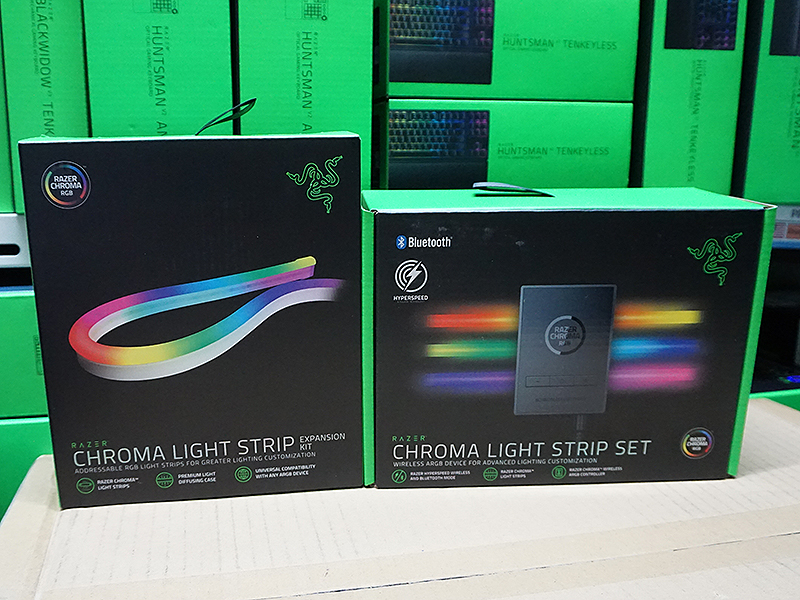 「Razer Chroma Light Strip Set」(写真右)と追加用の「Razer Chroma Light Strip Expansion Kit」(写真左)