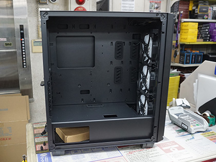 美品 E-ATX対応 XPG PCケース ブラック 3ファン搭載 美品 E-ATX対応