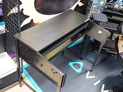 入力デバイスの入れ替えが手軽にできるゲーミングデスク