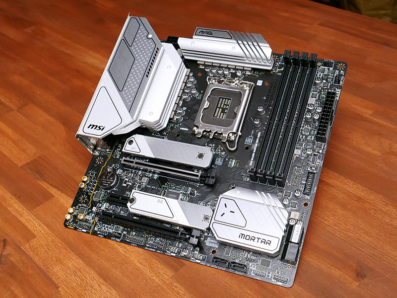 MAG B660M MORTAR。こちらは今では選択肢が少なくなってきたmicroATXタイプの「MAG B660M MORTAR WIFI DDR4」。microATXでコスパ重視ながら12+1フェーズ 60A SPの電源回路が自慢。 2.5G LANや Wi-Fi 6にも対応するなど、欲しい機能はしっかり抑えられている