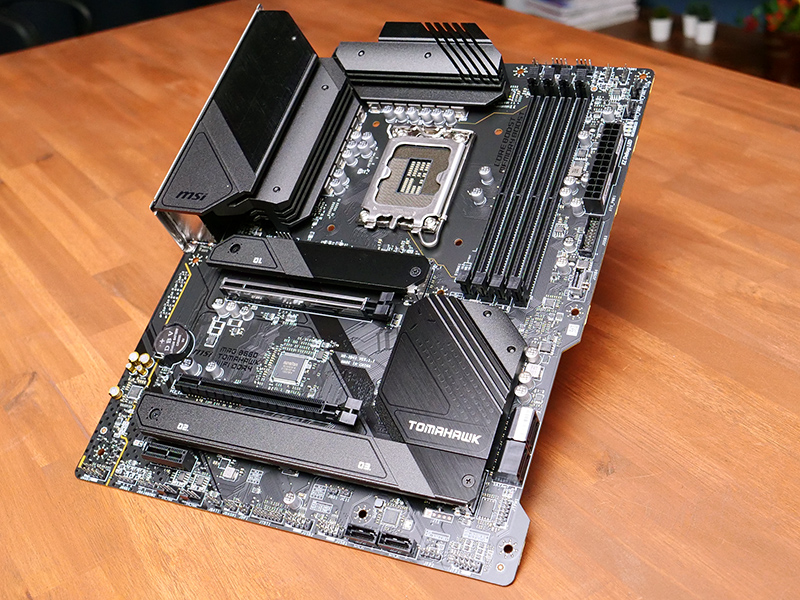 MAG B660 TOMAHAWK。最上位のZ690より2グレード下のB660チップセット採用ながら、12+1フェーズ 60A SPSの強力な電源回路を搭載した「MAG B660 TOMAHAWK WIFI DDR4」。TOMAHAWKシリーズらしくシンプルにまとまったゲーミングモデル。メモリもコスパ重視でDDR4に対応。今回も"トマホーカーが続出するか？”