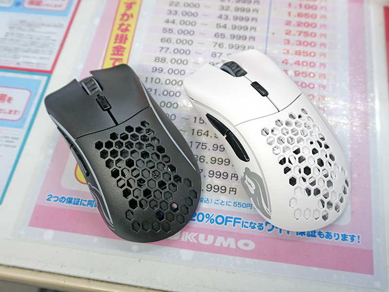 左右非対称フォルムの「ergonomic」タイプ。若干大きいモデル