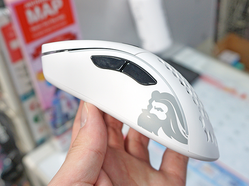 左右非対称フォルムの「ergonomic」タイプ。若干大きいモデル