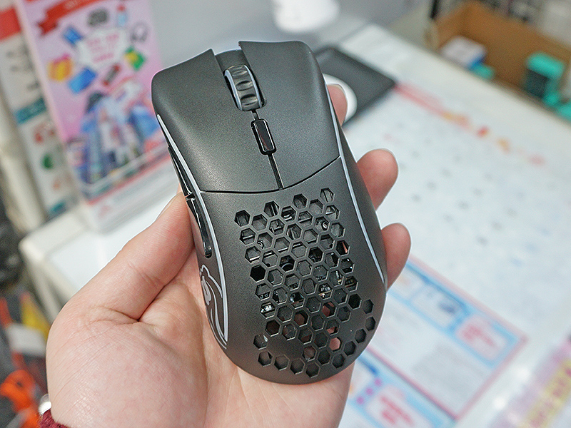 左右非対称フォルムの「ergonomic」タイプ。若干小さいモデル