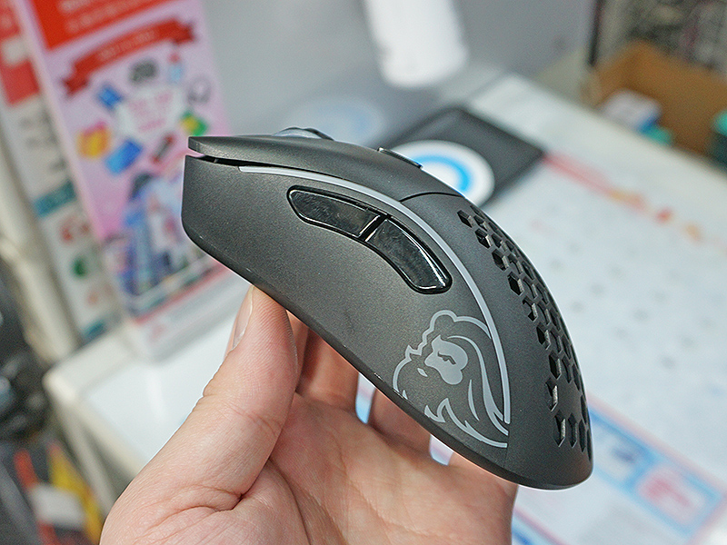 左右非対称フォルムの「ergonomic」タイプ。若干小さいモデル