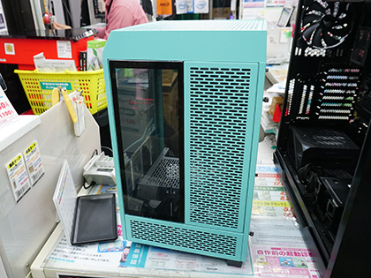 Thermaltakeのショーケース風Mini-ITXケース「The Tower 100」に新色
