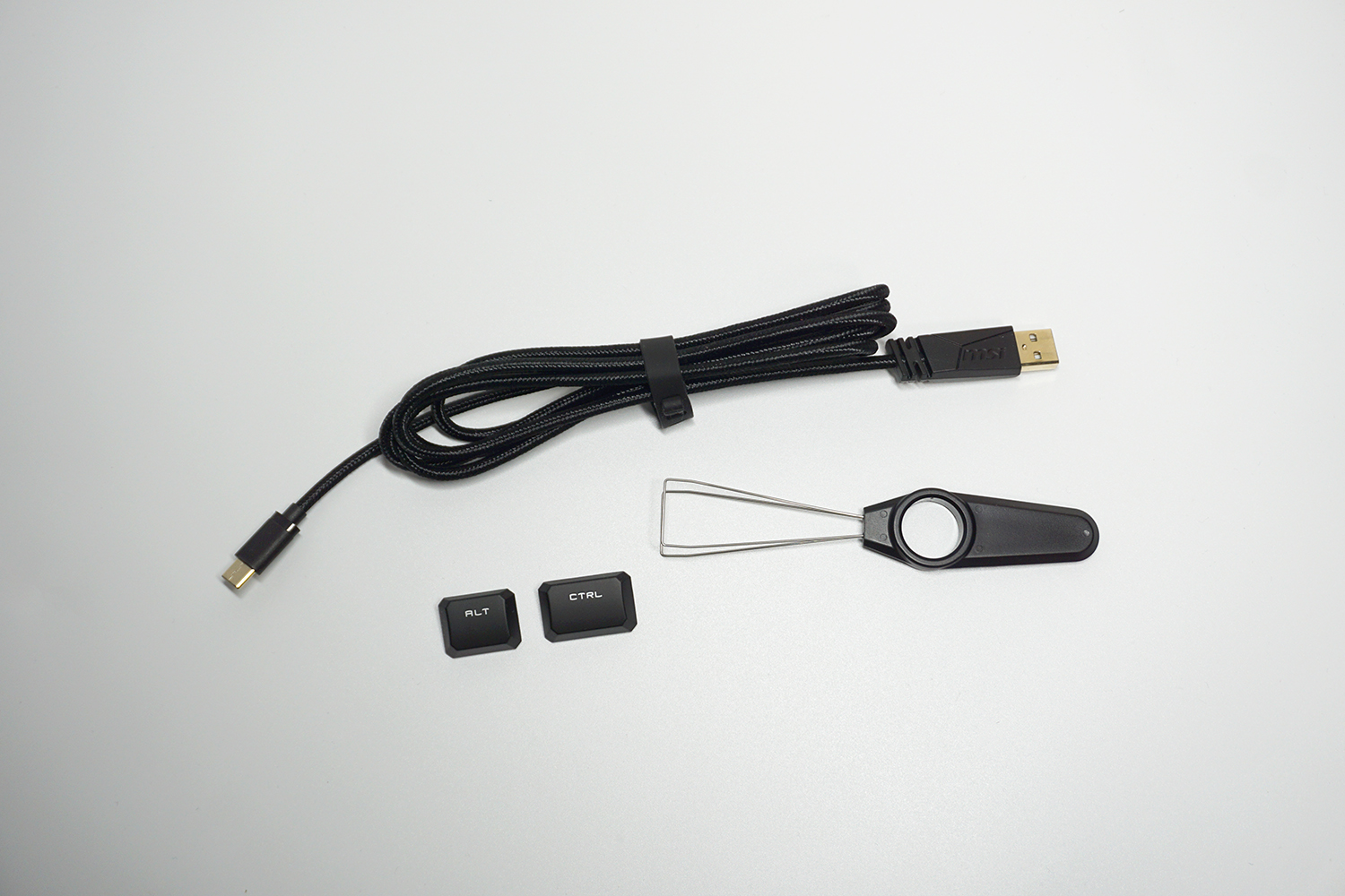 付属品、交換用のキーキャップ、キー引き抜き器具とUSB Type-C - USB Type-Aケーブル。