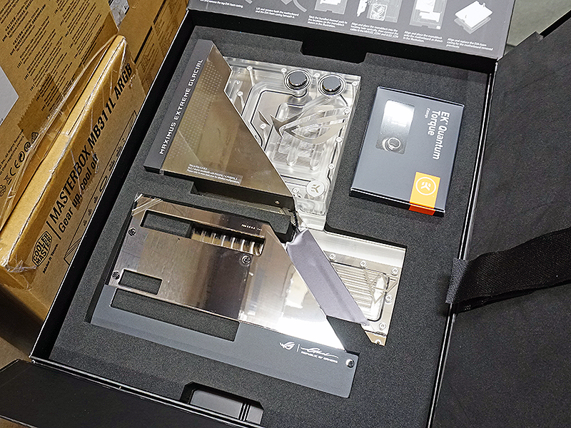 ROG MAXIMUS Z690 EXTREME GLACIAL