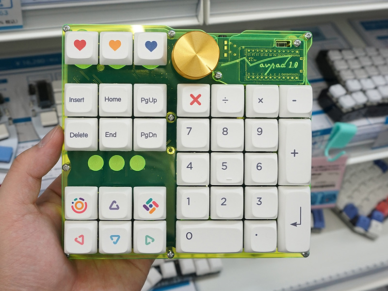 別カラーのプレートを採用した展示品