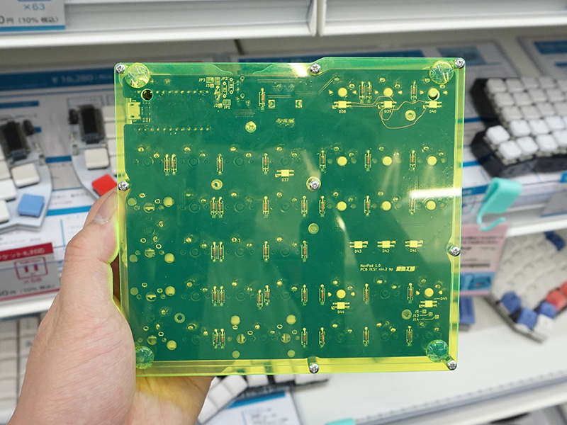 別カラーのプレートを採用した展示品