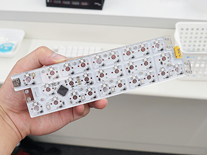 3行50キーのスリムな左右分離型キーボード自作キット「Pop'n Top