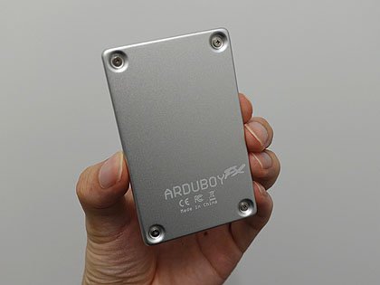 カードサイズの携帯ゲーム機「Arduboy FX」が店頭入荷、250以上の