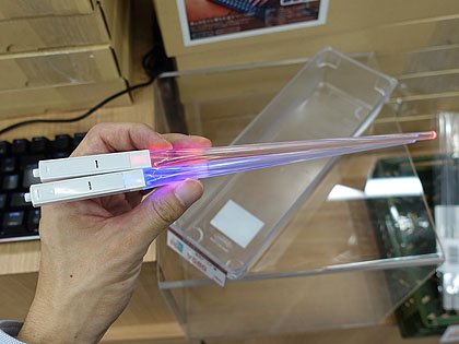 「光るゲーミング箸」が上海問屋から、暗い場所での食事にも威力を発揮? - AKIBA PC Hotline!