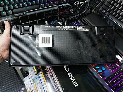 ドット絵を表示できるゲーミングキーボード「ROG Strix Flare II