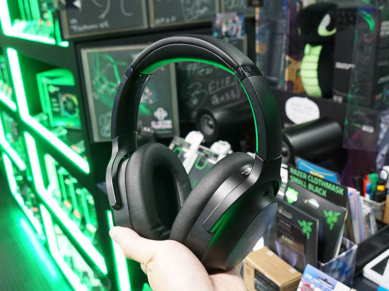 写真は「Razer Barracuda Pro」