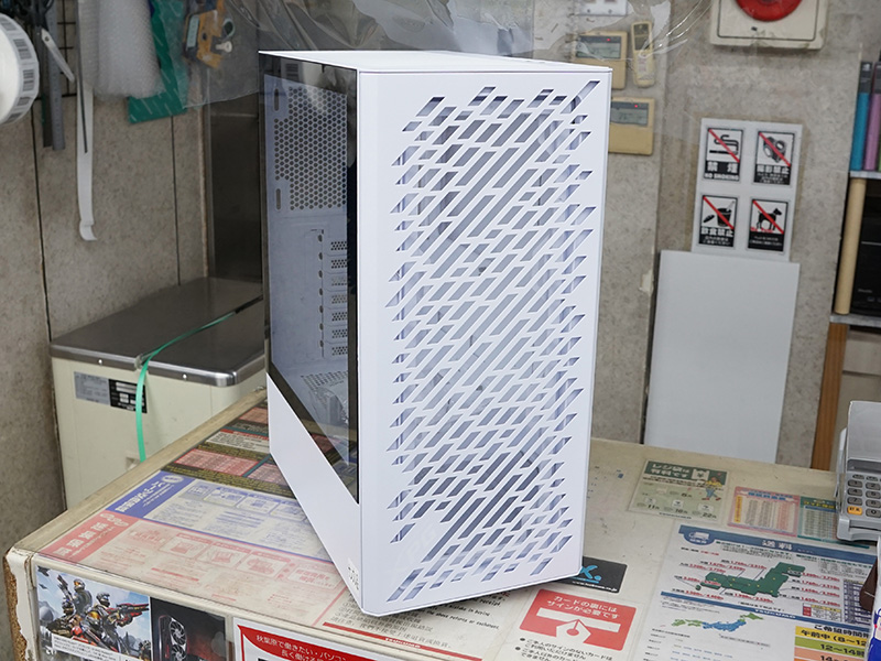 写真は「XPG VALOR AIR ホワイト（VALORAIR-WHJP）」