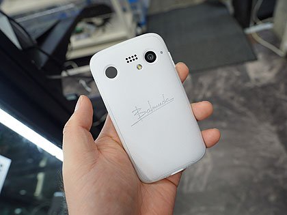 イオシス、「BALMUDA Phone」をさらに1万円値下げ （取材中に見つけた