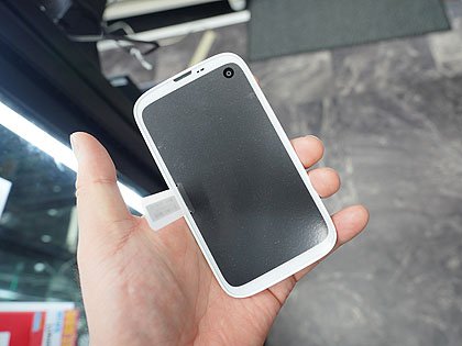 イオシス、「BALMUDA Phone」をさらに1万円値下げ （取材中に見つけた