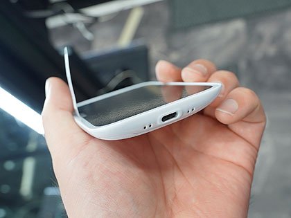 イオシス、「BALMUDA Phone」をさらに1万円値下げ （取材中に見つけた