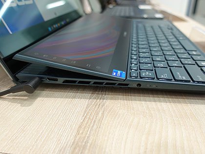 ASUSの15.6型+14.1型2画面ノート「Zenbook Pro Duo 15 OLED ASUSの15.6型+14.1型2画面ノート「Zenbook Pro Duo 15 OLED