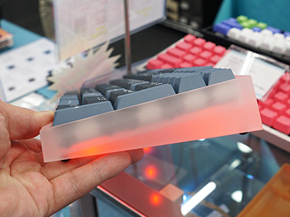 淡い光りが目を惹く自作キーボードキット「TOFU96 Mechanical Keyboard
