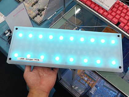 淡い光りが目を惹く自作キーボードキット「TOFU96 Mechanical Keyboard