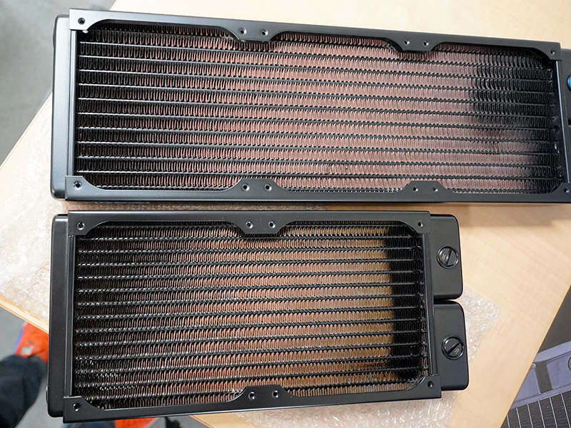 上が旧モデル、下が新モデル