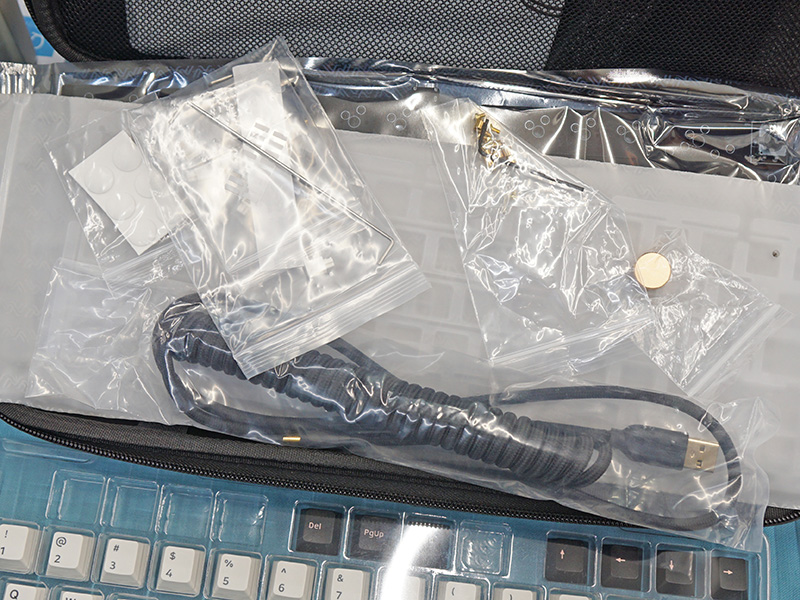 ケーブルやネジ類