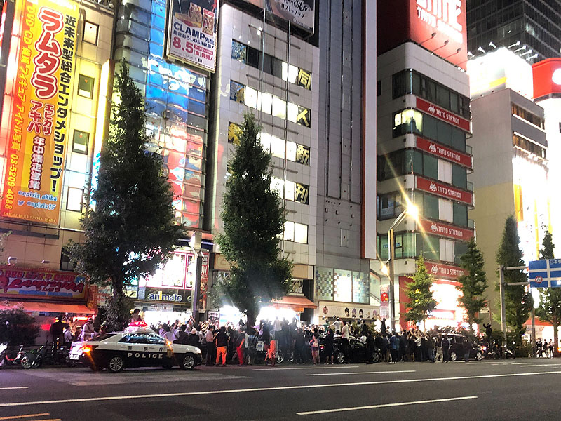 人が車道に溢れたためか、パトカーが到着