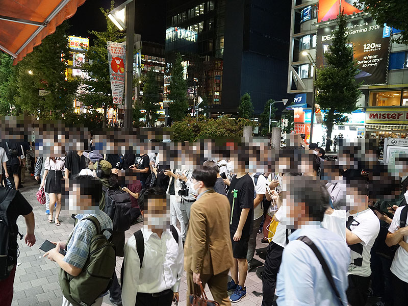 店頭には多くの人