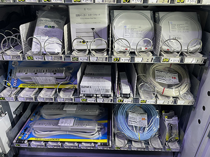 愛三電機がプロ向け商品を扱う自販機を設置、場所は秋葉原UDX