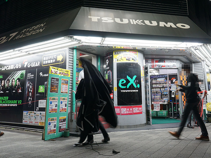 取り払った幕を頭からかぶるスタッフ
