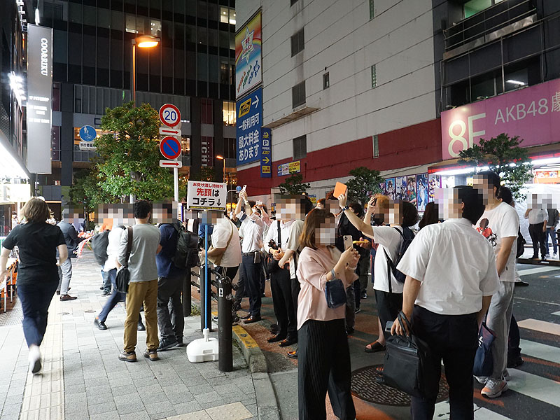 AMD看板を撮影する人たち