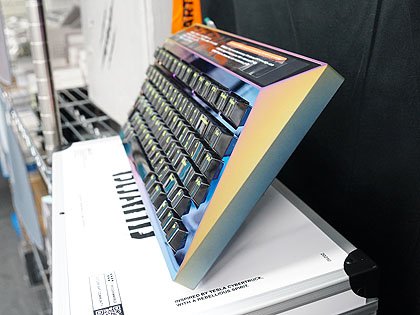ド派手なLEDマトリックスパネルを備えた75％キーボードキット