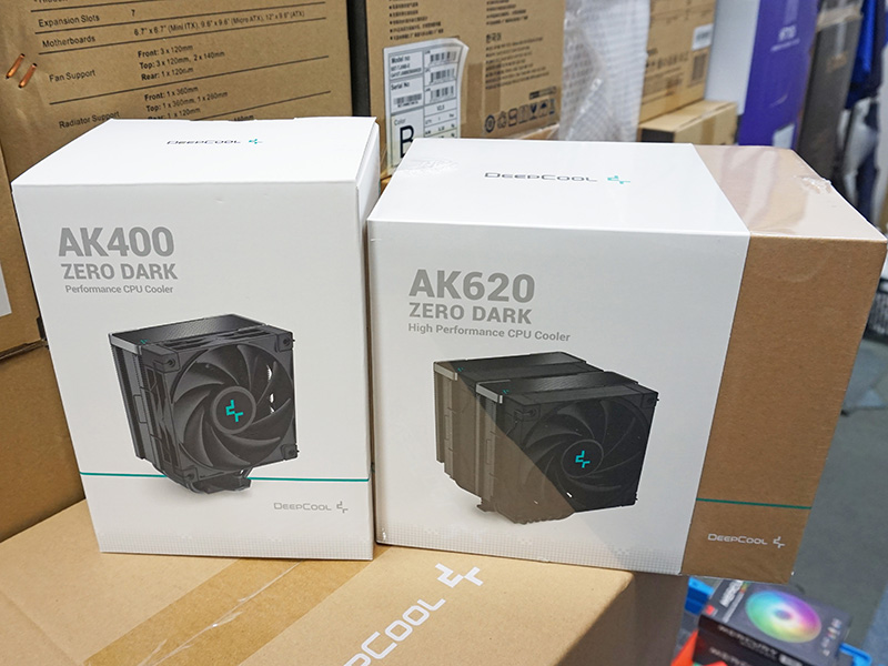 「AK400 ZERO DARK」(左)と「AK620 ZERO DARK」(右)