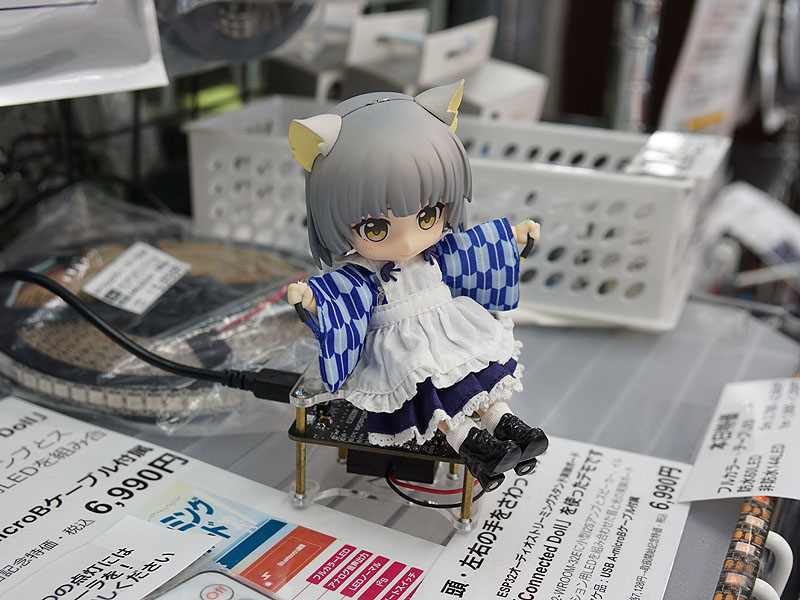 Connected Dollの展示デモの様子(フィギュアは別売り)