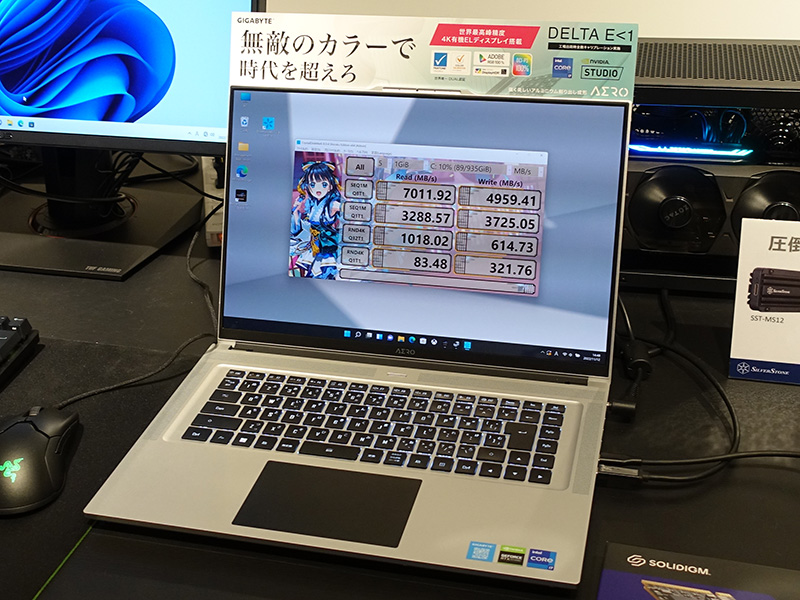 GIGABYTEからはクリエイター向けの4K有機ELパネル採用ノートが展示、SilverStoneの外付けSSDケースも接続されていました