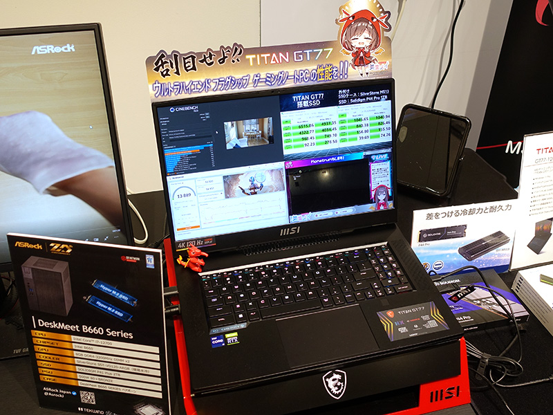 MSIはTGS 2022でも展示されていたモンスターノートPC「TITAN GT77」を展示、こちらもSilverStoneの外付けSSDケースが接続されていました